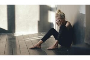 mulher loira sentada chorando