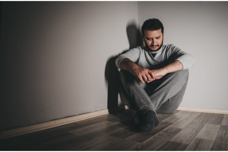 jovem deprimido sentado no chão